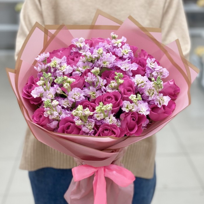 Розовый дуэт роз и маттиол