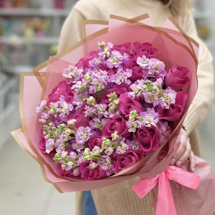 Розовый дуэт роз и маттиол