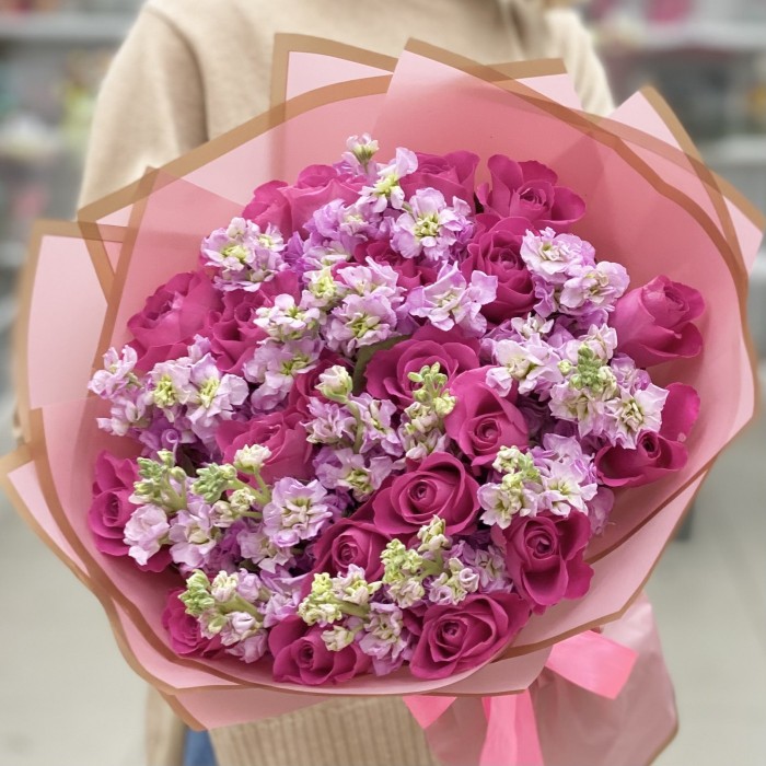 Розовый дуэт роз и маттиол