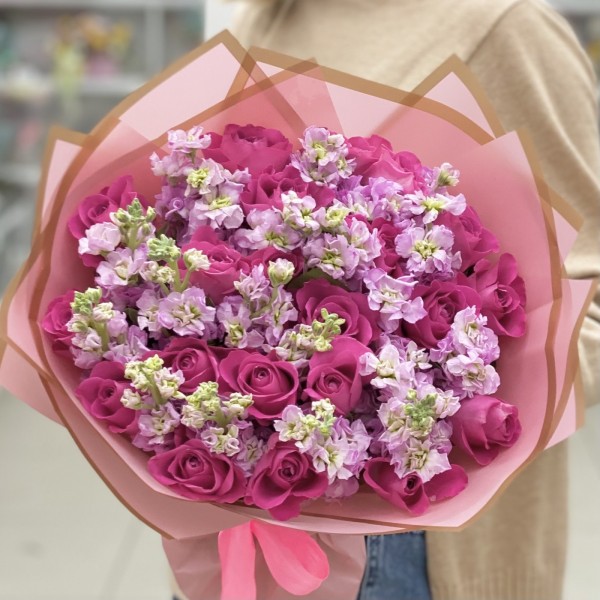 Розовый дуэт роз и маттиол