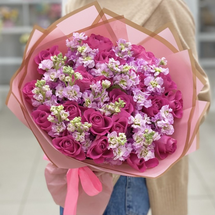 Розовый дуэт роз и маттиол