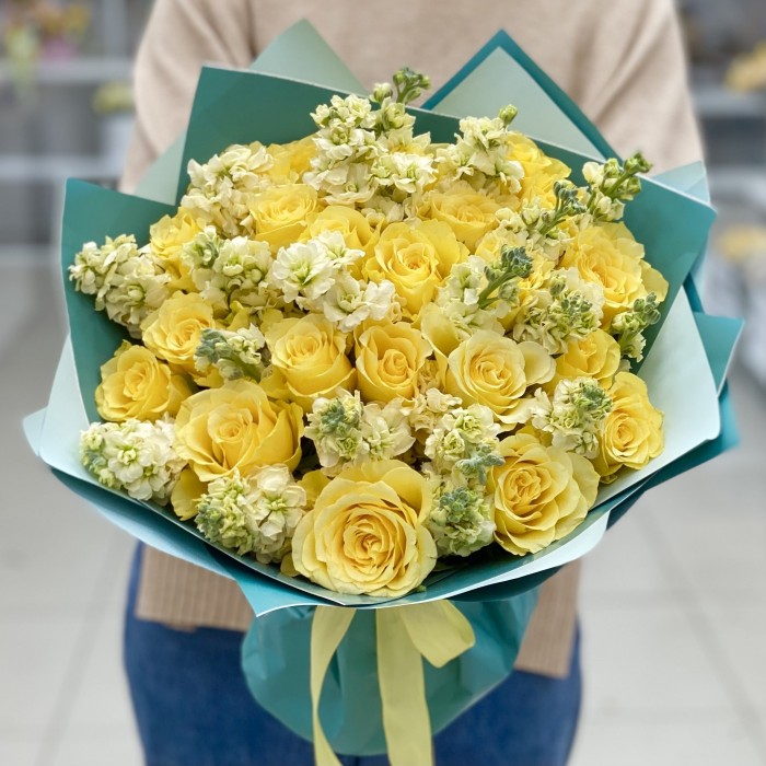 Жёлтый дуэт роз и маттиол