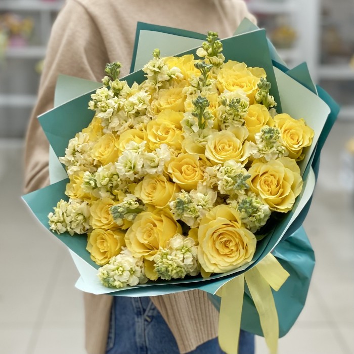 Жёлтый дуэт роз и маттиол