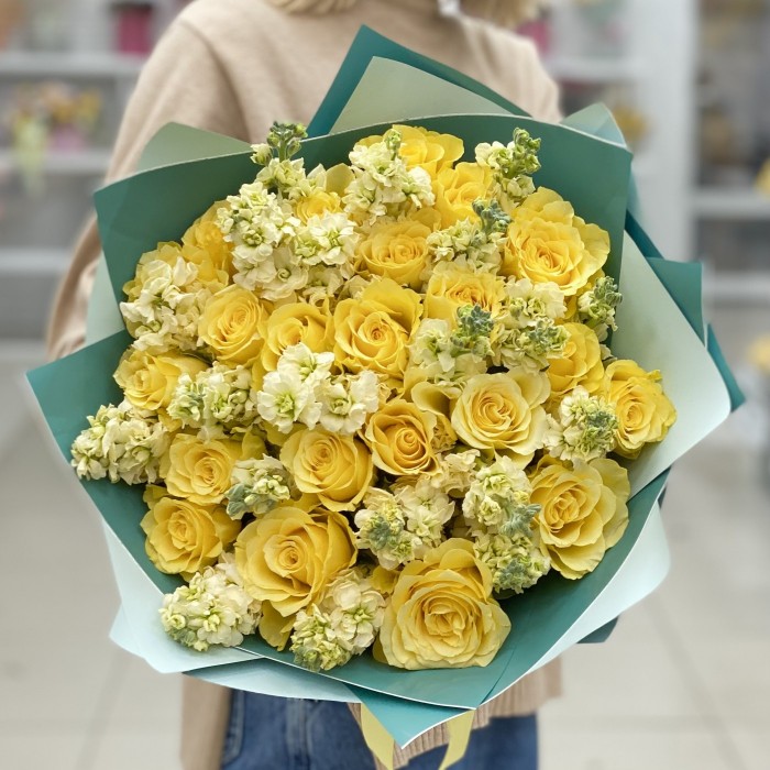 Жёлтый дуэт роз и маттиол