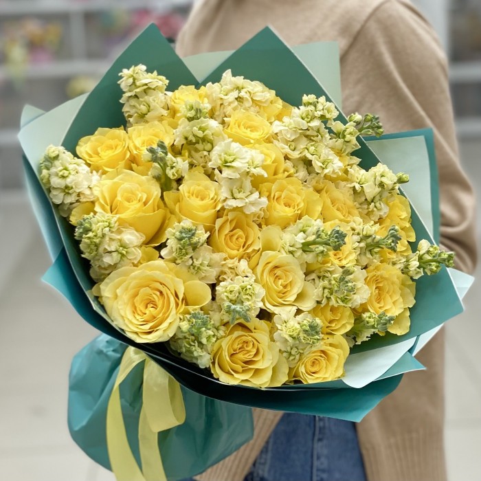 Жёлтый дуэт роз и маттиол