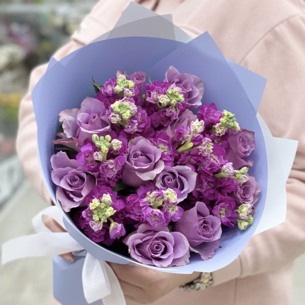 Сиреневый букет роз и маттиол