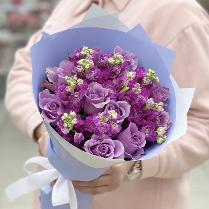 Сиреневый букет роз и маттиол