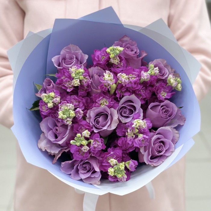 Сиреневый букет роз и маттиол