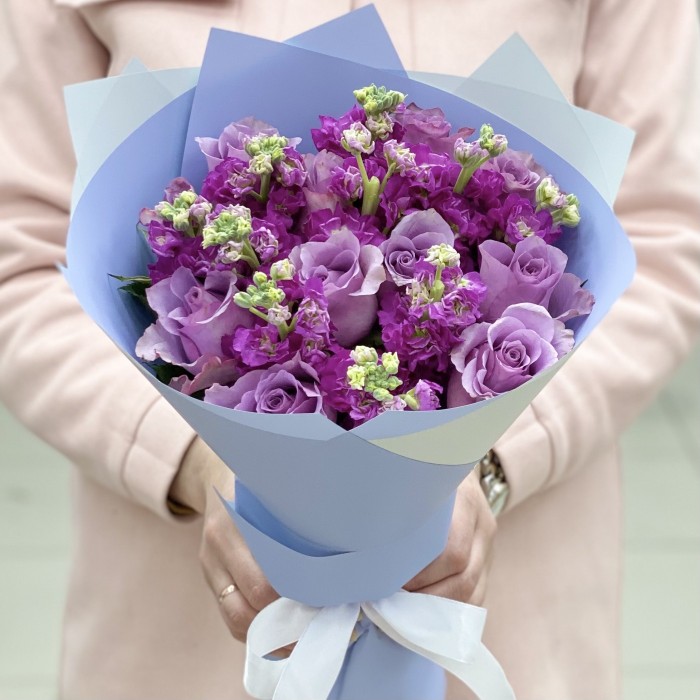 Сиреневый букет роз и маттиол