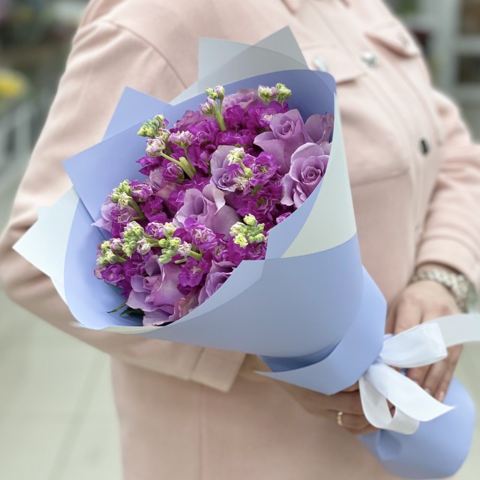 Сиреневый букет роз и маттиол