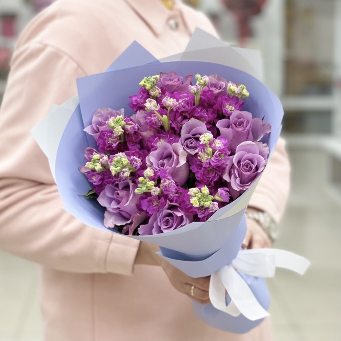 Сиреневый букет роз и маттиол