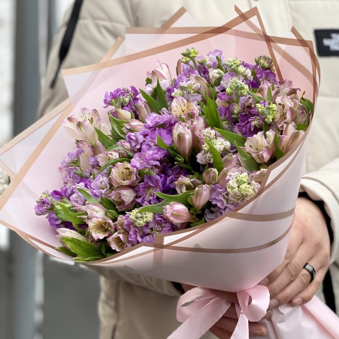 Лиловый букет из ароматных маттиол и альстромерии