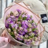 Лиловый букет из ароматных маттиол и альстромерии
