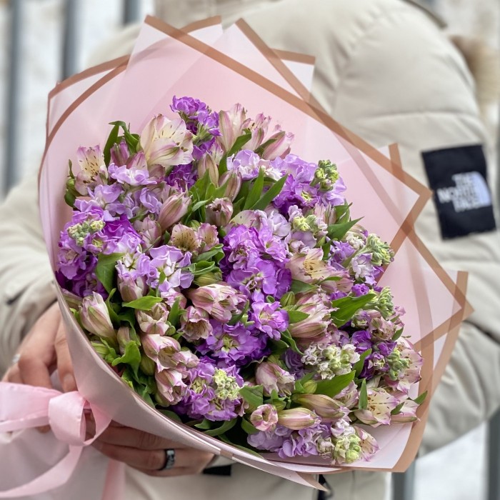 Лиловый букет из ароматных маттиол и альстромерии