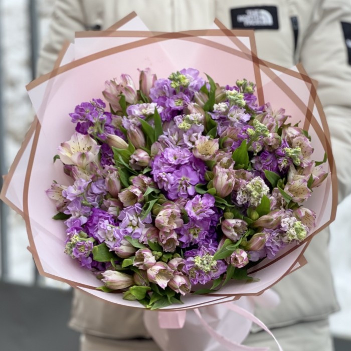 Лиловый букет из ароматных маттиол и альстромерии