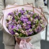 Лиловый букет из ароматных маттиол и альстромерии