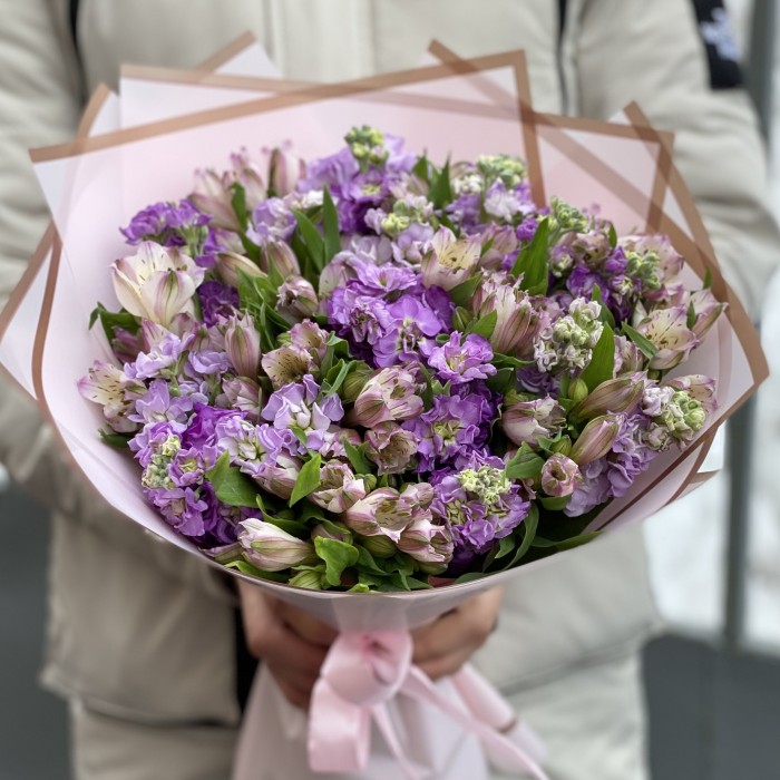 Лиловый букет из ароматных маттиол и альстромерии