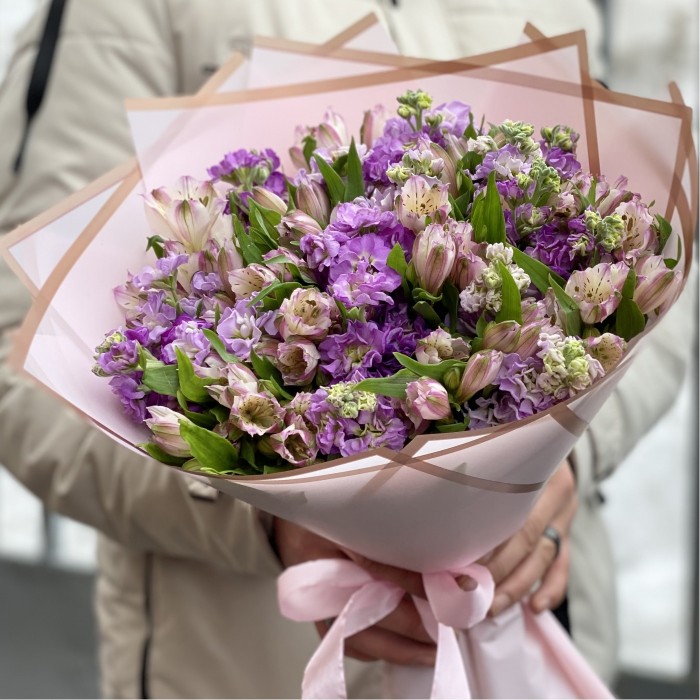 Лиловый букет из ароматных маттиол и альстромерии