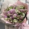 Нежный букет из ароматных маттиол и альстромерии