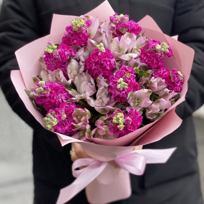 Розовый букет из ароматных маттиол и альстромерии