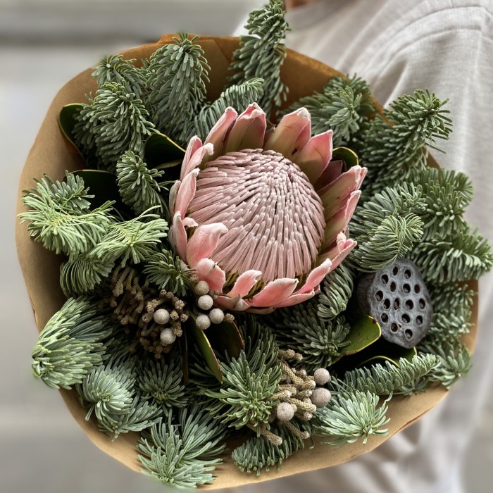 Букет с протеей и нобилисом