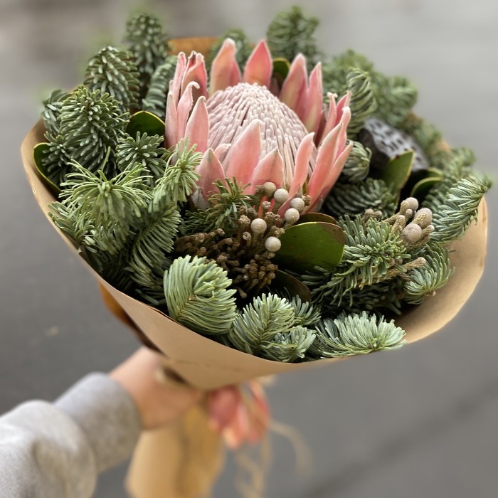 Букет с протеей и нобилисом