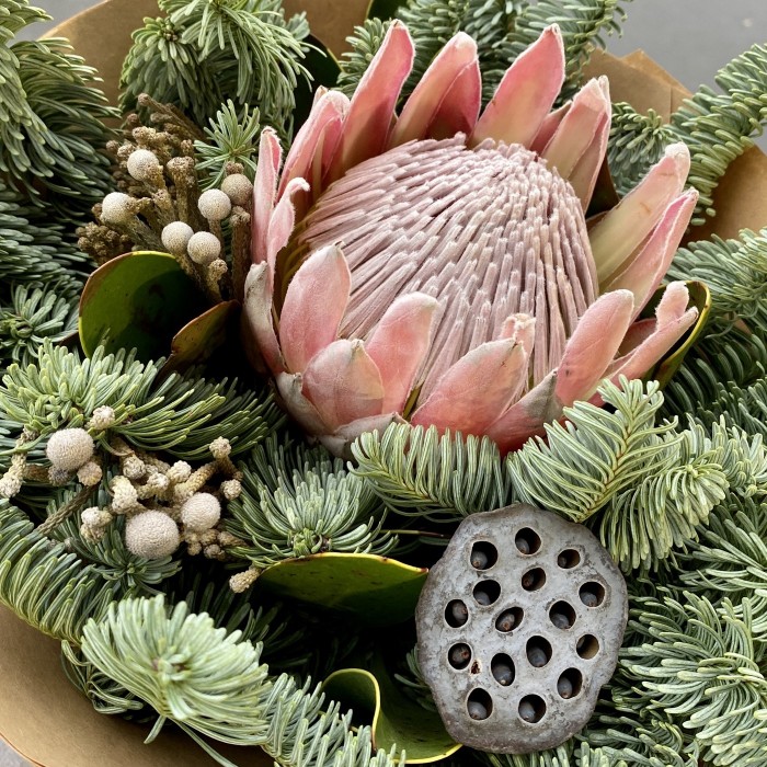 Букет с протеей и нобилисом