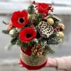 Новогодняя композиция с конфетами и красным анемоном