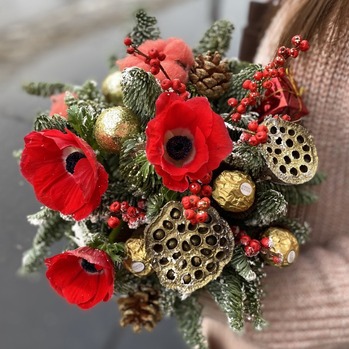 Новогодняя композиция с конфетами и красным анемоном