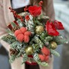 Новогодняя композиция с конфетами и красным анемоном