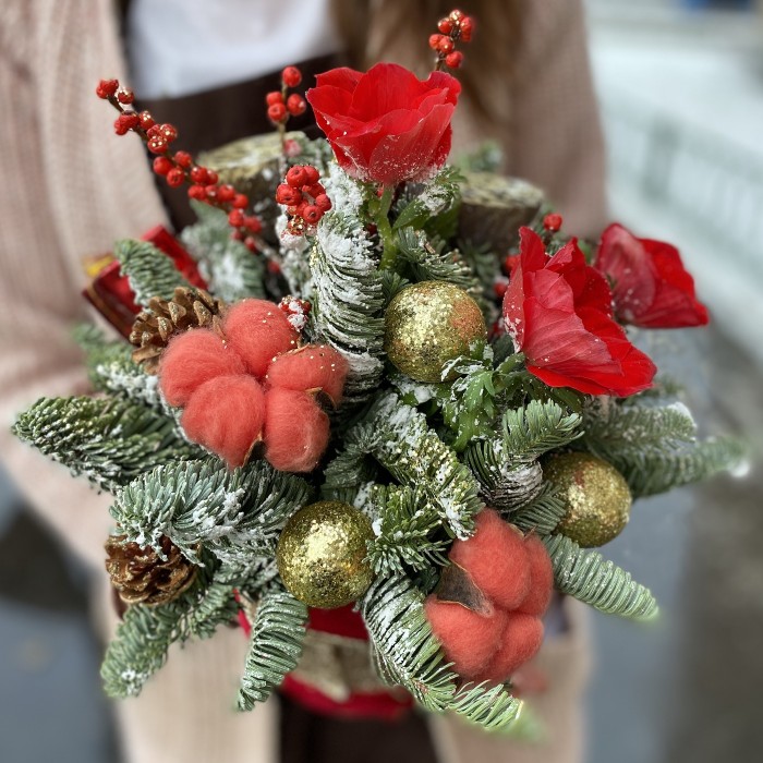 Новогодняя композиция с конфетами и красным анемоном