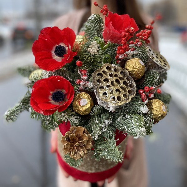 Новогодняя композиция с конфетами и красным анемоном