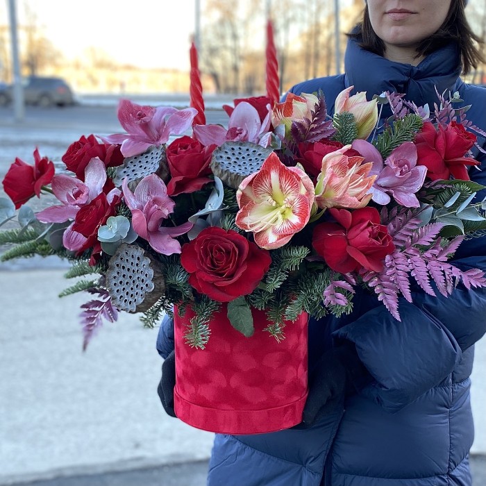 Композиция со свечами и красными розами в бархатной коробке