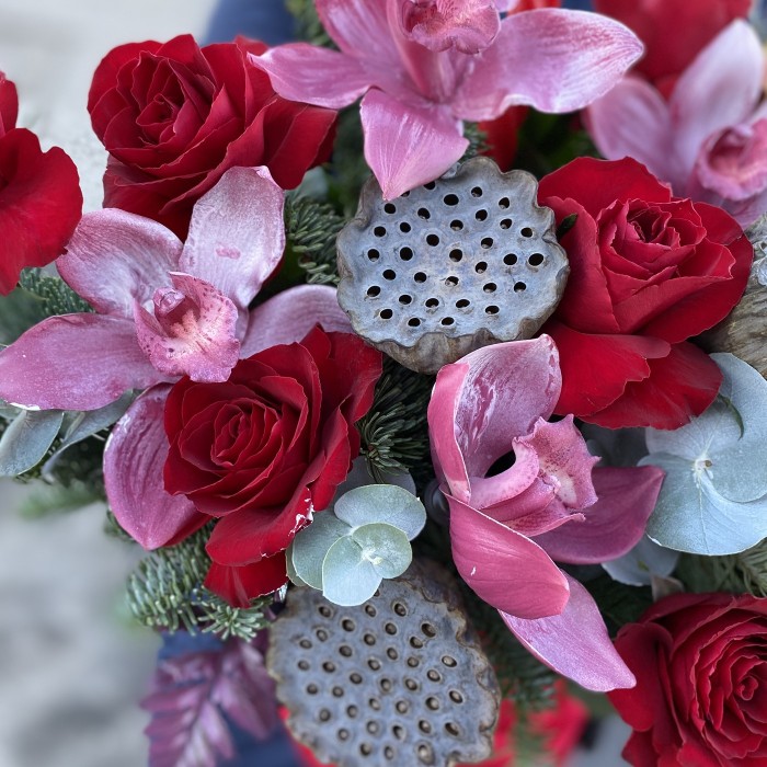 Композиция со свечами и красными розами в бархатной коробке