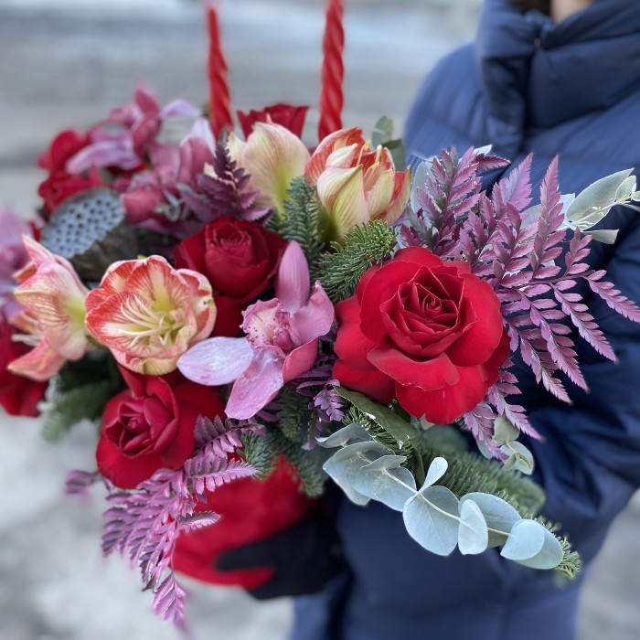 Композиция со свечами и красными розами в бархатной коробке