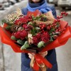 Новогодний букет из шишек и красных роз