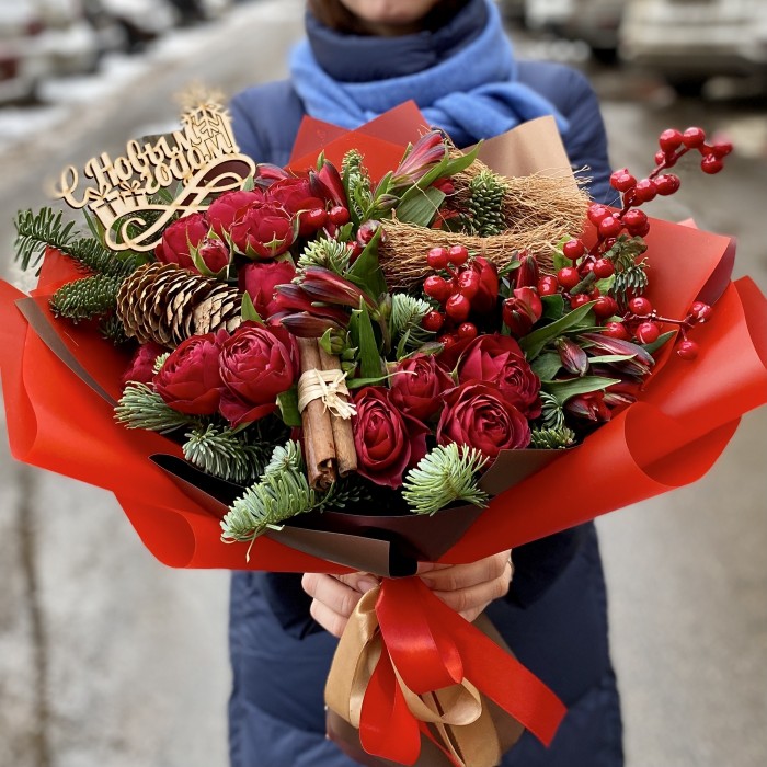 Новогодний букет из шишек и красных роз