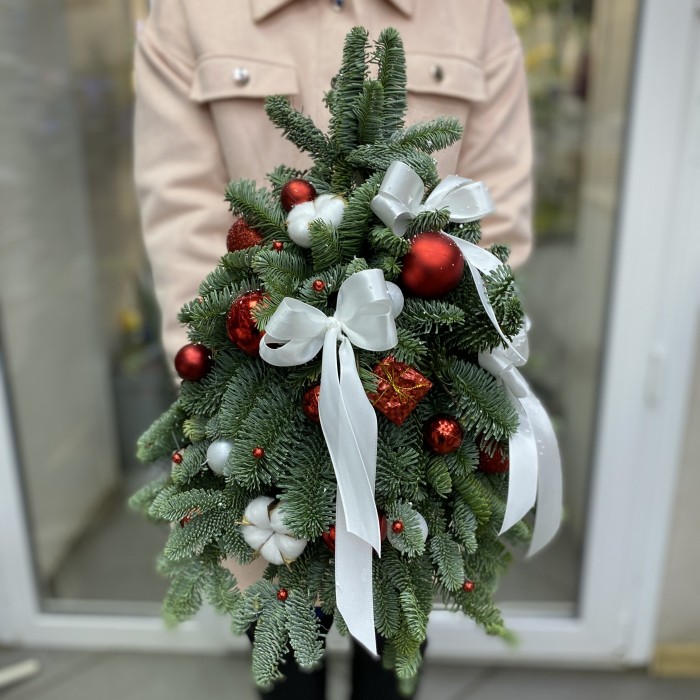 Елка декорированная