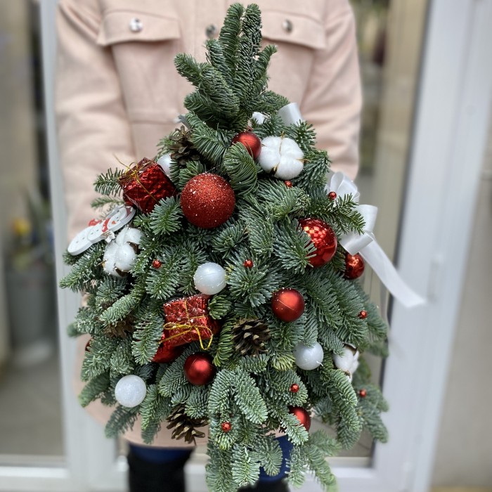 Елка декорированная