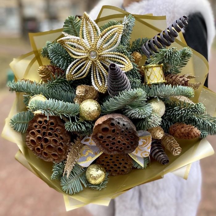 Новогодний букет Золотое украшение