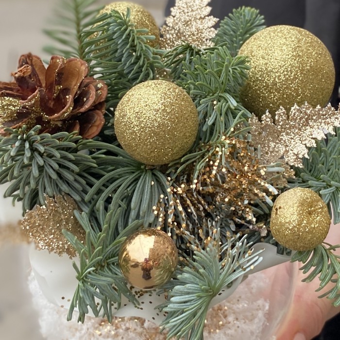 Золотая новогодняя композиция в стекле