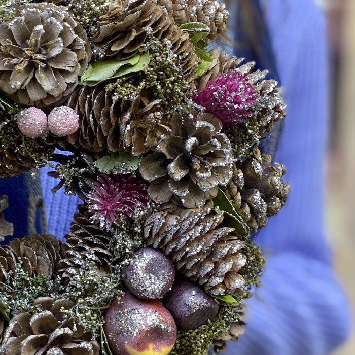 Венок из шишек розовый