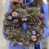 Венок из шишек розовый