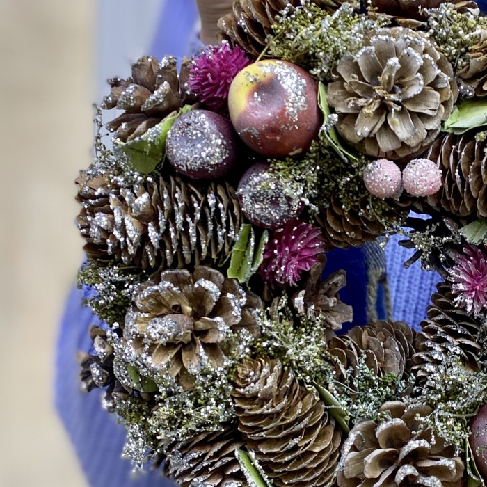 Венок из шишек розовый