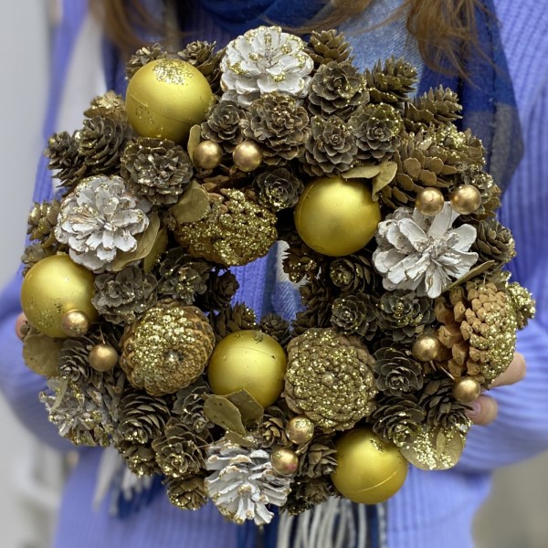 Венок из шишек золотой