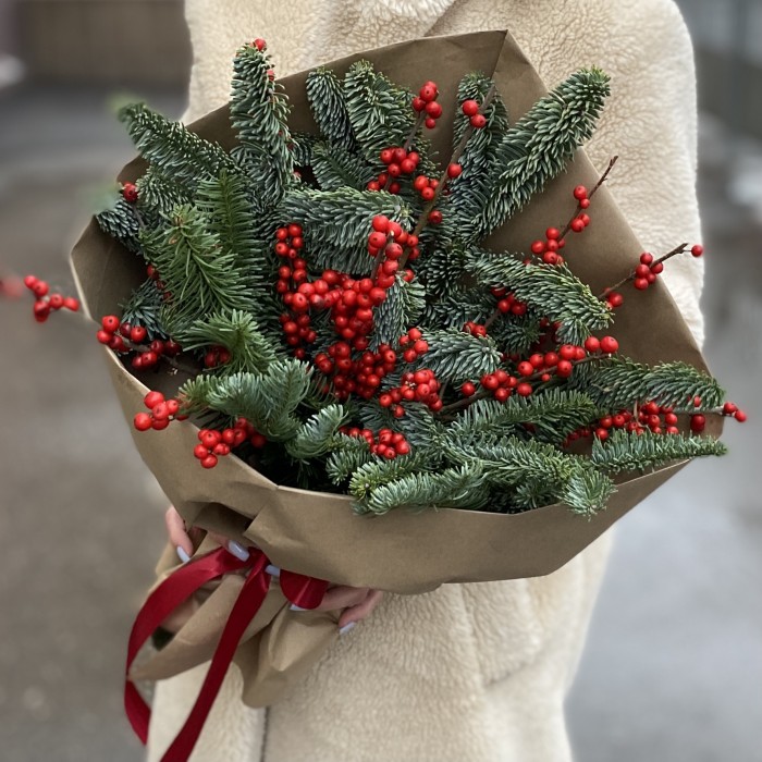 Новогодний букет Илекс с нобилисом