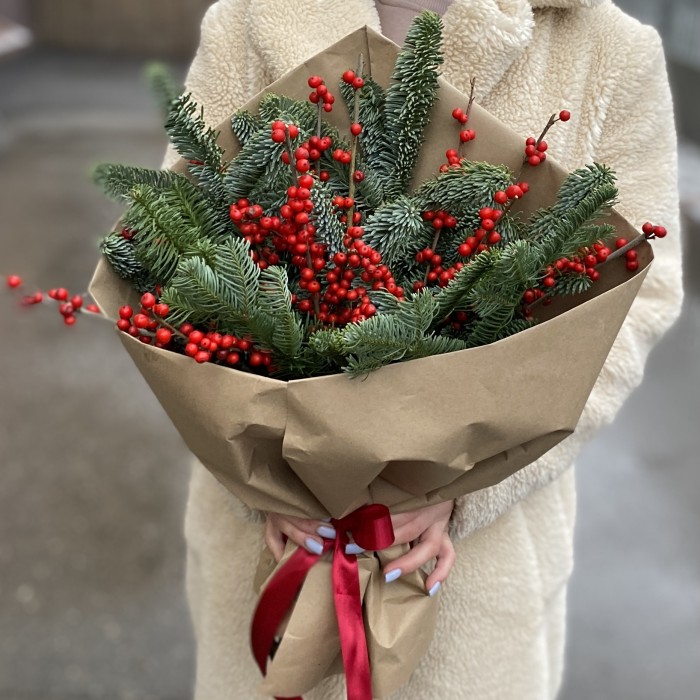 Новогодний букет Илекс с нобилисом