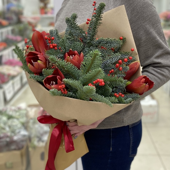 Новогодний букет с илексом и амарилисами