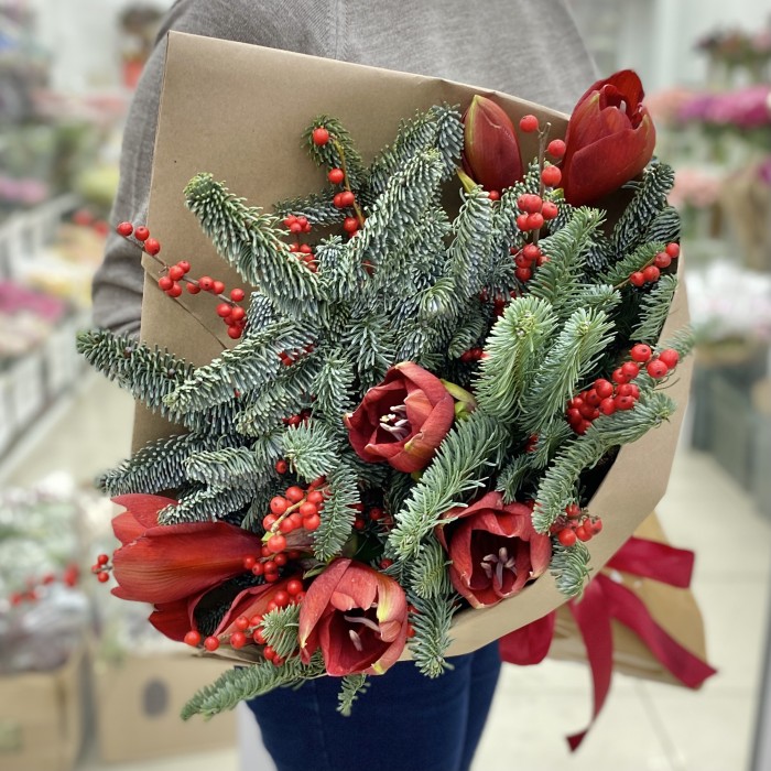 Новогодний букет с илексом и амарилисами