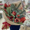 Новогодний букет с илексом и амарилисами